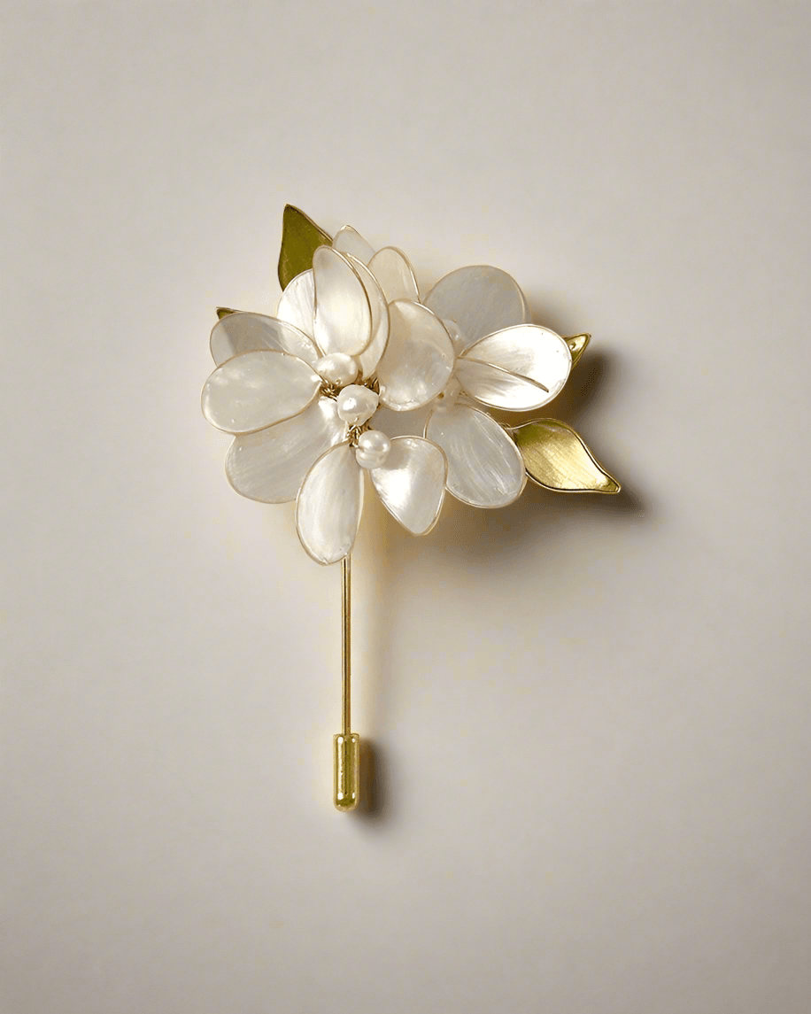 Gaia Boutonnière en résine blanc nacré