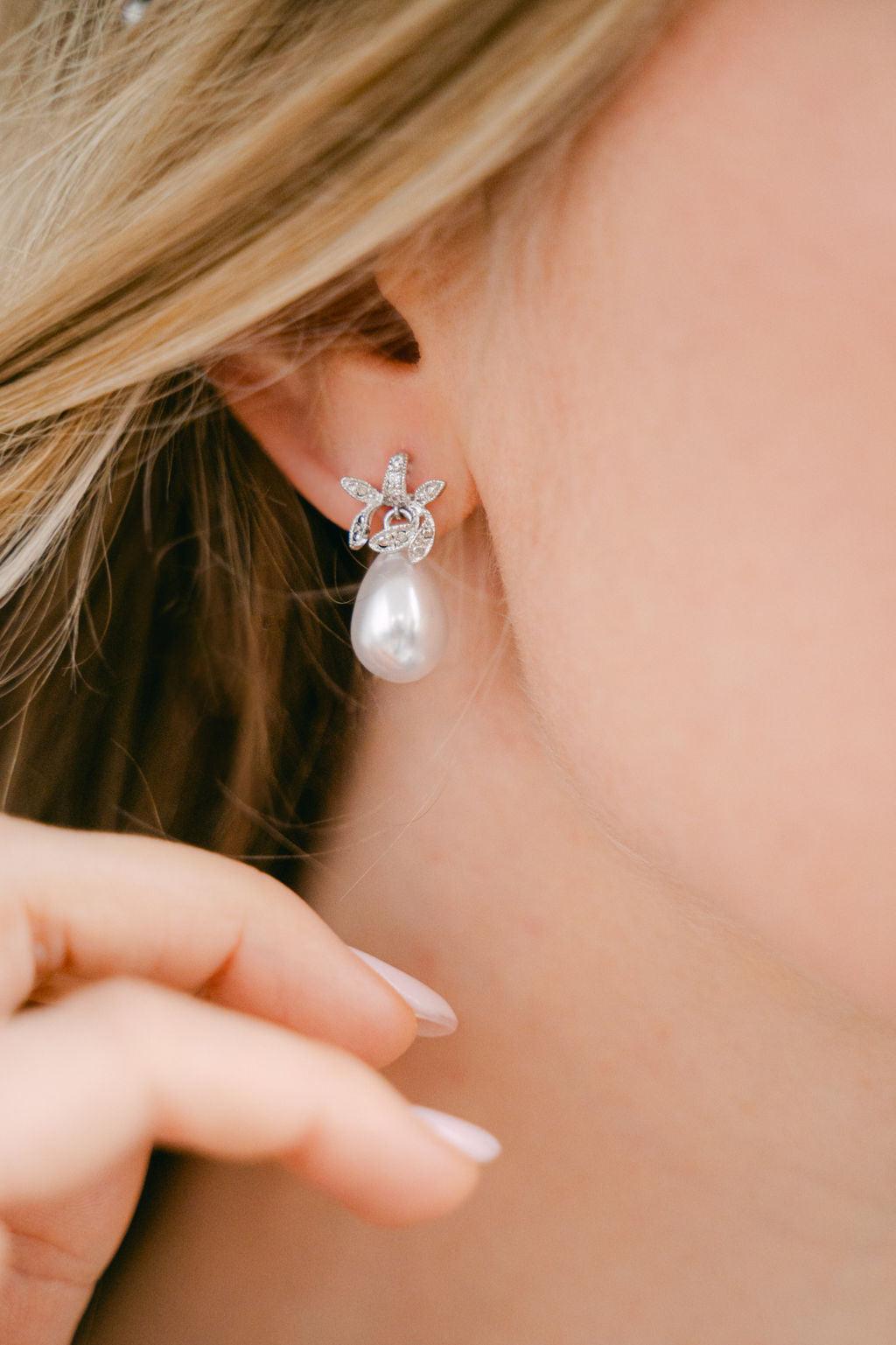 FLOWER - Pearl drop dangle earrings