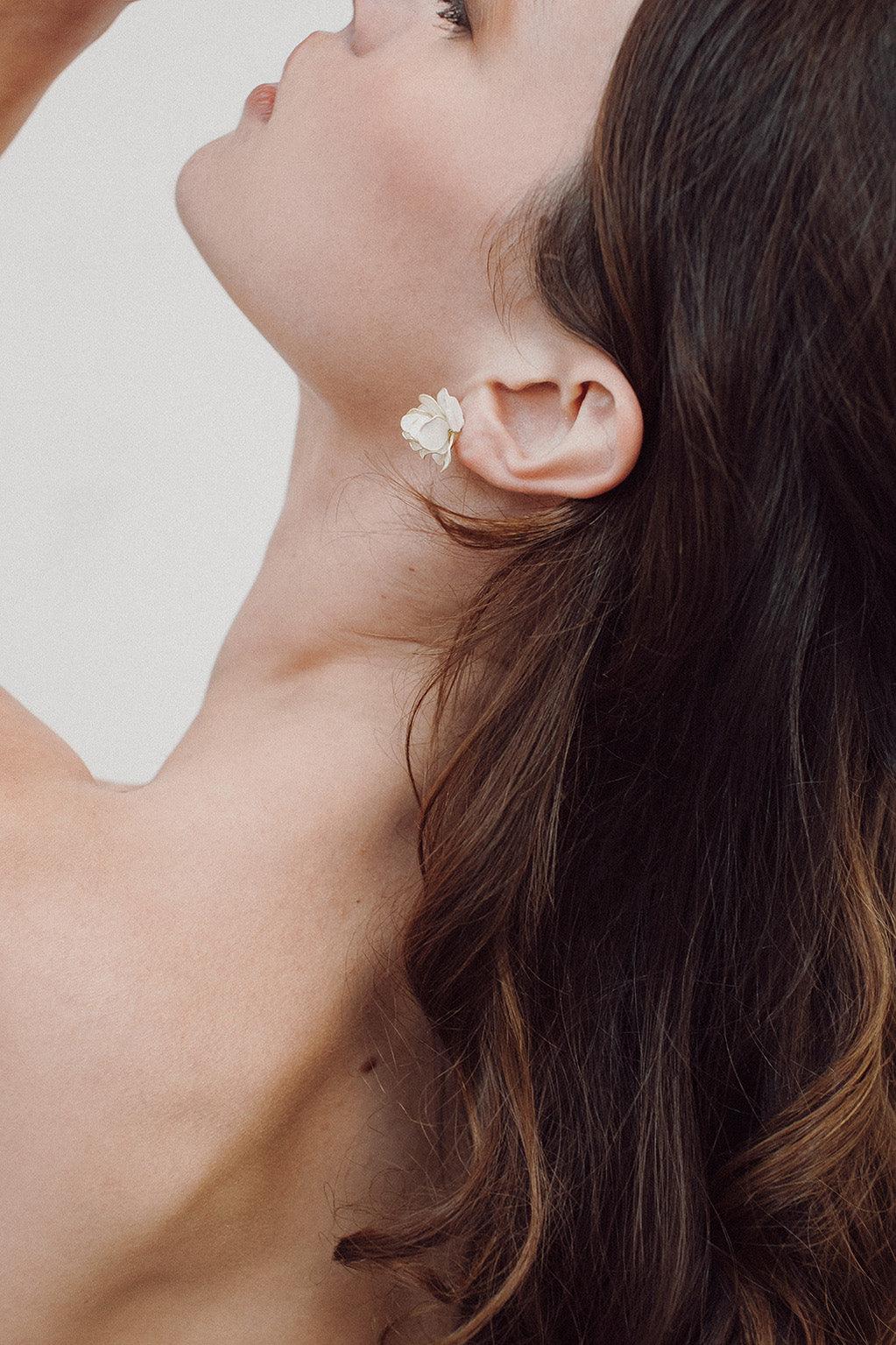 Flora - Boucles d’oreilles puces en rèsine