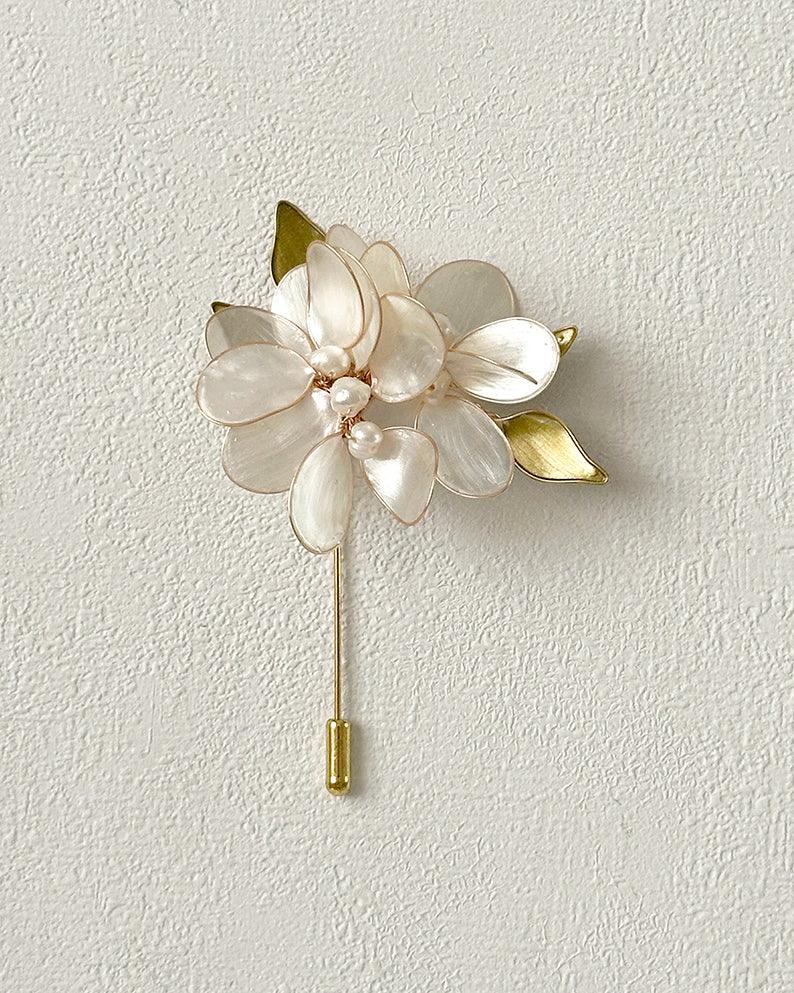 Gaia Boutonnière en résine blanc nacré